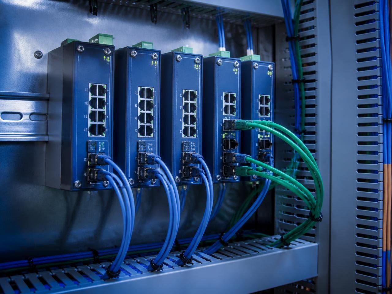 Industrial ethernet switches on DIN rail with structured cabling